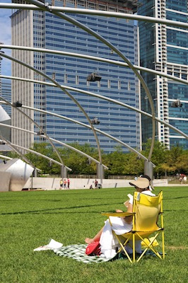 La dame en jaune sur la pelouse bien verte du Jay Pritzker Pavilion Chicago, Geotagged, USA, Voyages