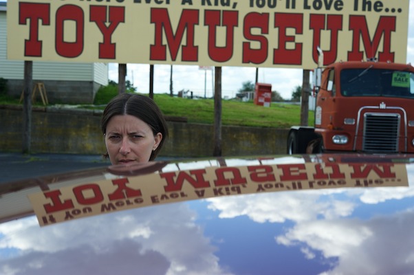 Sandrine entre deux Musée du jouet Missouri, Route66, Sandrine, USA, Voyages