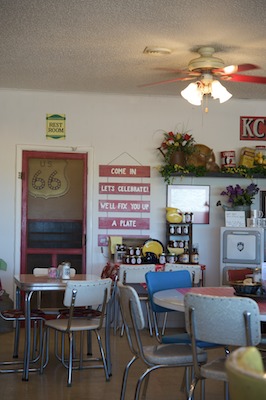 Un petit endroit bien agréable pour se reposer au milieu du désert sur le coin du Texas. MidPoint Cafe?, Route 66, Texas, USA, Voyages