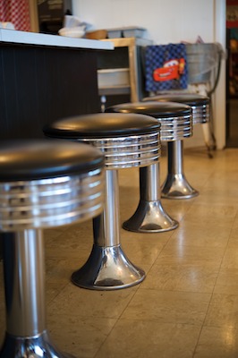 Une ligne de tabourets chromés. MidPoint Cafe?, Route 66, Texas, USA, Voyages
